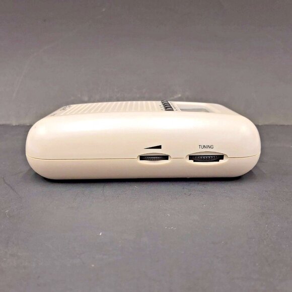Eton Blackout Buddy FR100 Emergency Radio-Light-AM FM Band- LCD Clock-Alarm - Picture 4 of 14